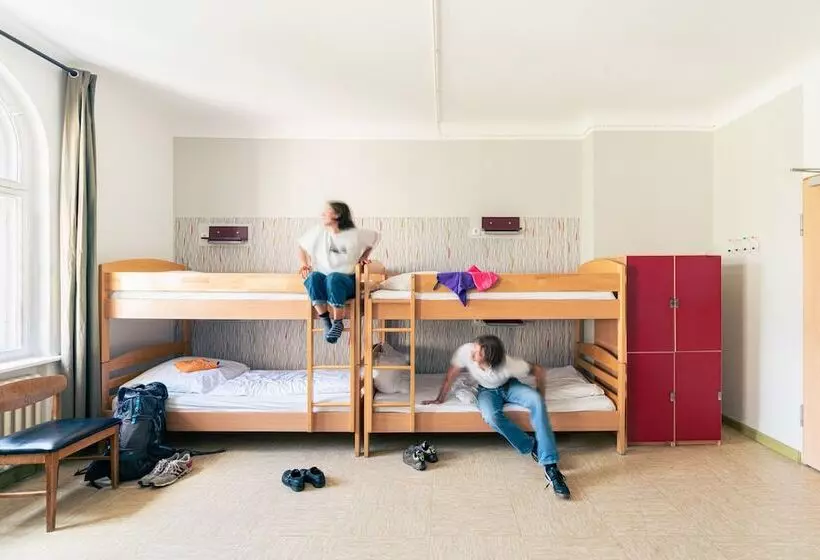 Bett in Mehrbettzimmer mit geteiltem Bad, Three Little Pigs Hostel   Your Berlin Castle