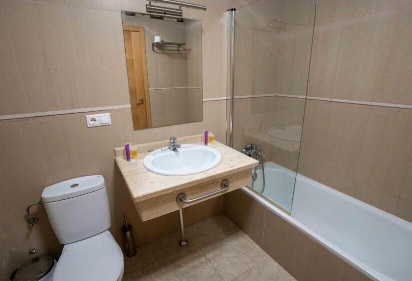 חדר סטנדרט לשלושה, Sierra De Huesa