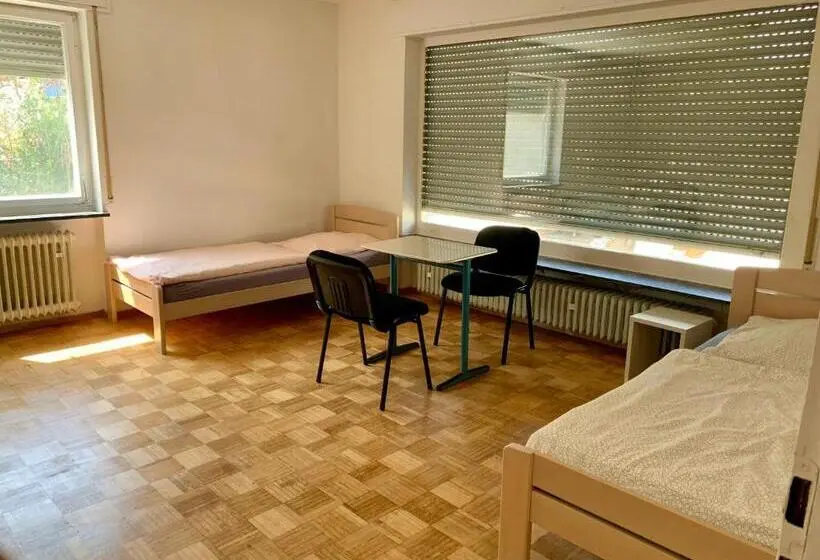 Standard Neljän Hengen Huone, Neureut