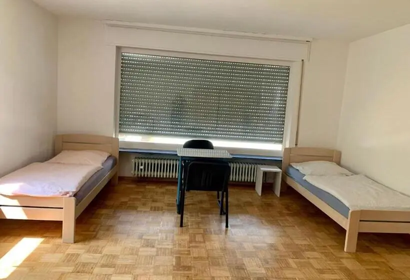 Standard Neljän Hengen Huone, Neureut