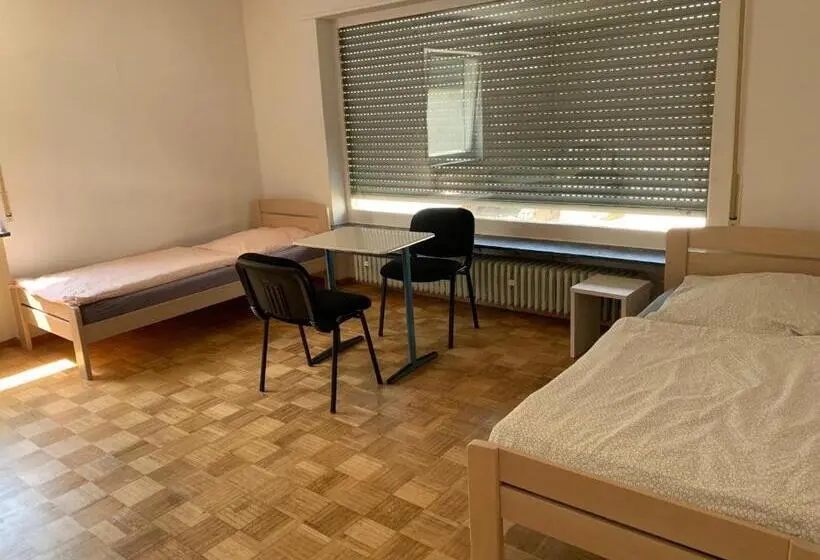Standard Neljän Hengen Huone, Neureut