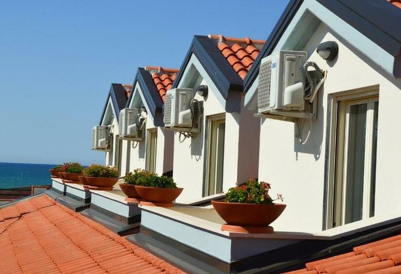 חדר סטנדרט לשלושה, Isolabella