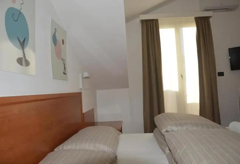 Standard Kolmen Hengen Huone, Isolabella