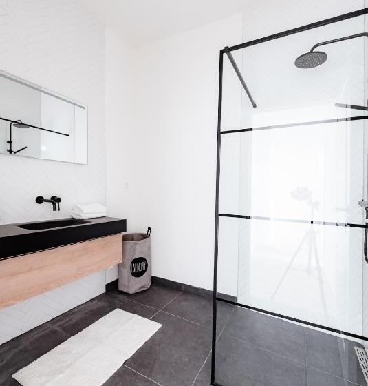 جناح مزود بتراس, Lvm Stays