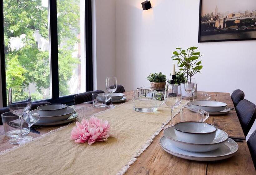 جناح مزود بتراس, Lvm Stays