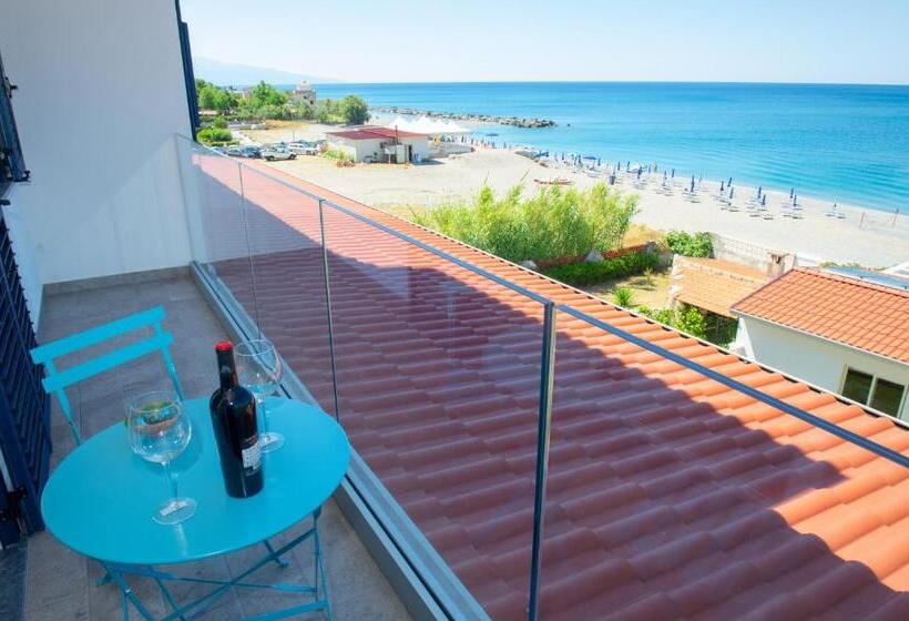 اتاق لوکس با بالکن و چشمانداز دریا, Mbaccimari B&b