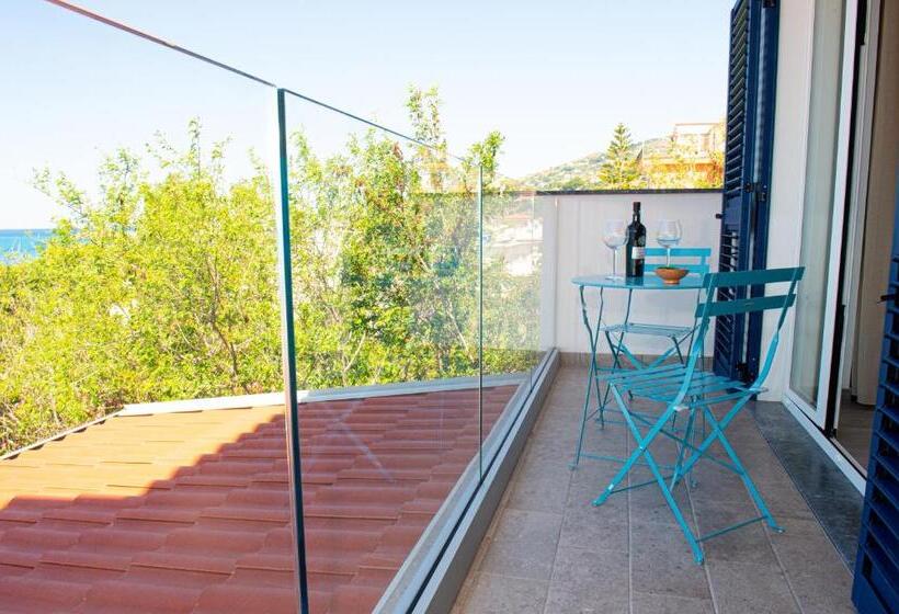 اتاق لوکس با بالکن و چشمانداز دریا, Mbaccimari B&b