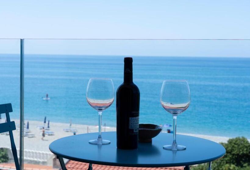 اتاق لوکس با بالکن و چشمانداز دریا, Mbaccimari B&b