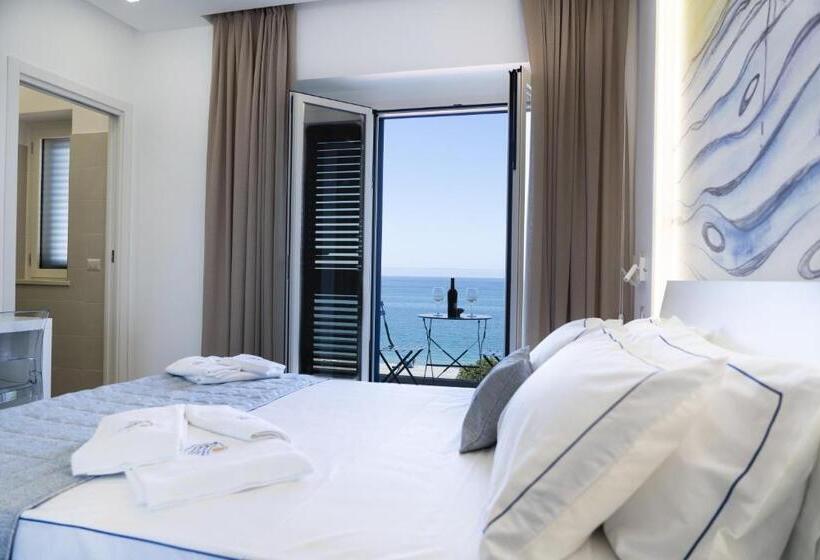 اتاق لوکس با بالکن و چشمانداز دریا, Mbaccimari B&b