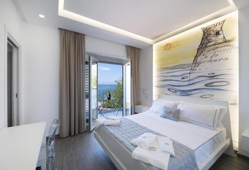 اتاق لوکس با بالکن و چشمانداز دریا, Mbaccimari B&b