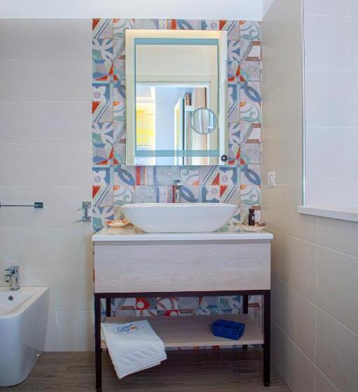 اتاق لوکس با بالکن و چشمانداز دریا, Mbaccimari B&b