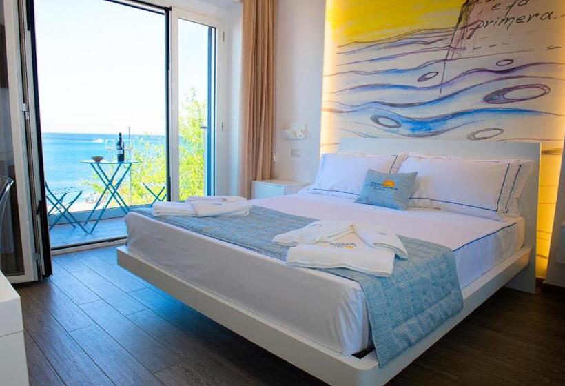 اتاق لوکس با بالکن و چشمانداز دریا, Mbaccimari B&b