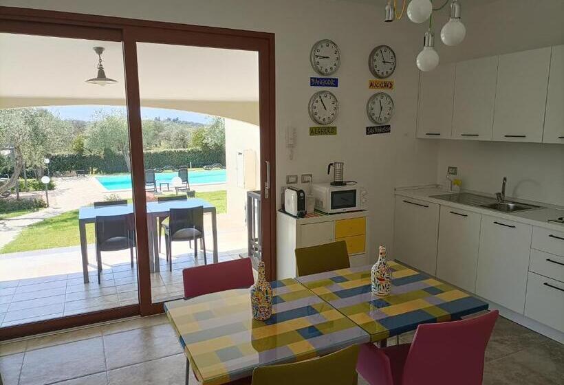 דירת חדר נוף לבריכה, Rosso Di Sera