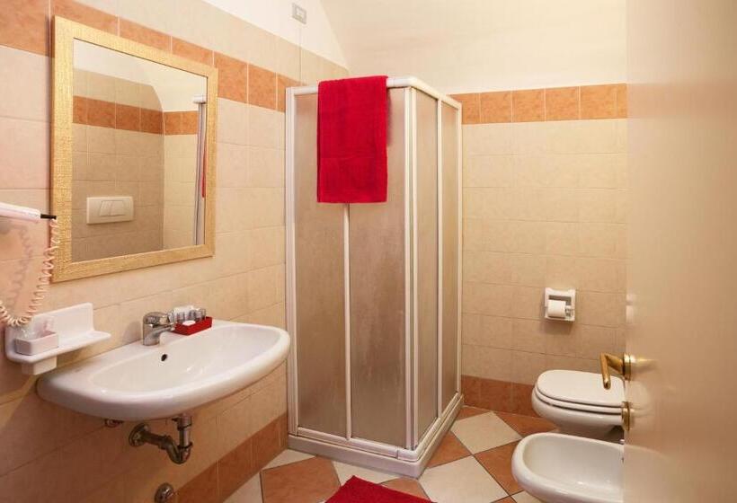 Camera Tripla Standard, Antica Fonte