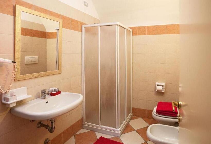 Camera Tripla Standard, Antica Fonte