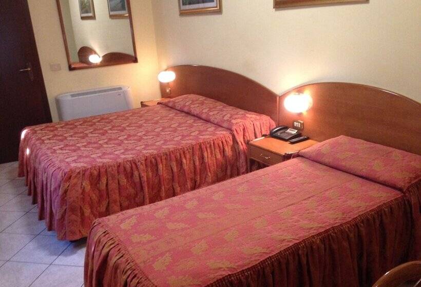 اتاق استاندارد سه نفره, La Caravella