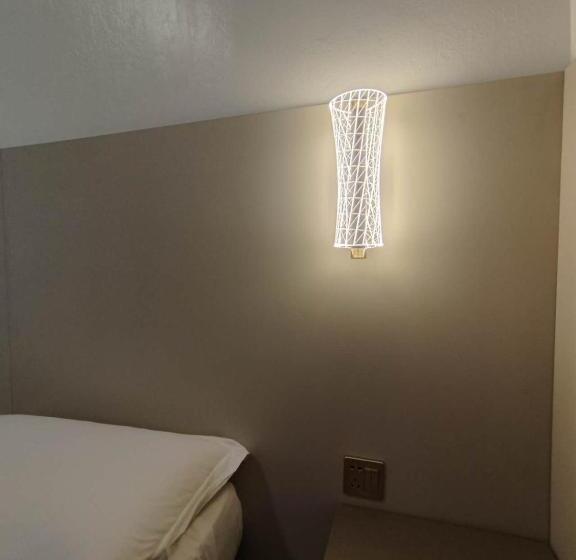 标准三人间, Mondial