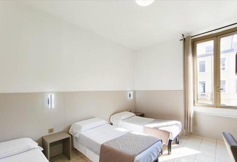 标准三人间, Mondial