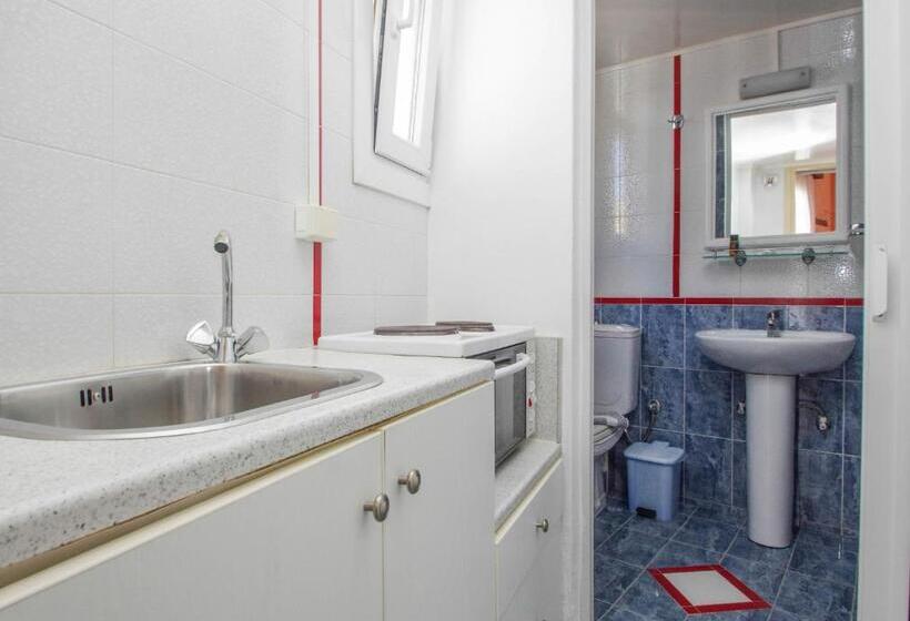 اتاق خانوادگی با چشم‌انداز دریا, Pefkakia Park