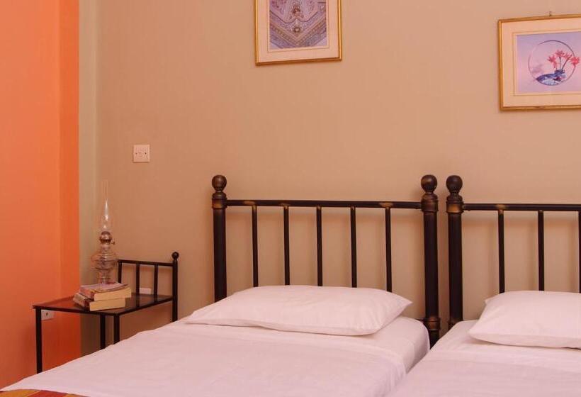 اتاق خانوادگی با چشم‌انداز دریا, Pefkakia Park