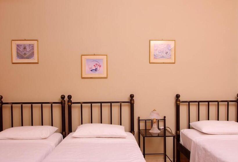 اتاق خانوادگی با چشم‌انداز دریا, Pefkakia Park