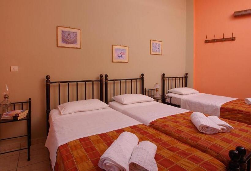 اتاق خانوادگی با چشم‌انداز دریا, Pefkakia Park