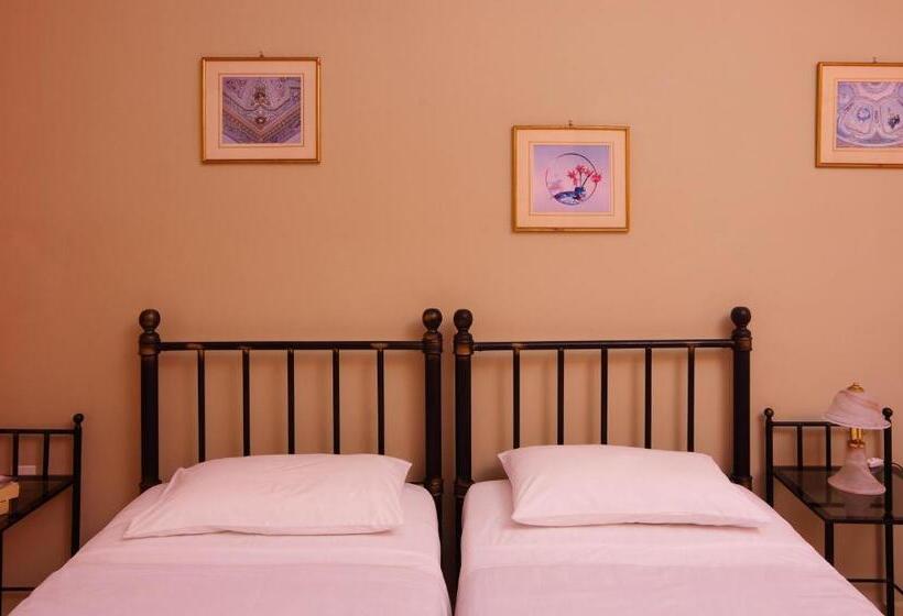 اتاق خانوادگی با چشم‌انداز دریا, Pefkakia Park