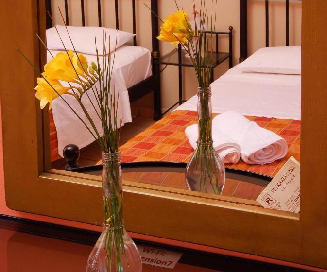 اتاق خانوادگی با چشم‌انداز دریا, Pefkakia Park