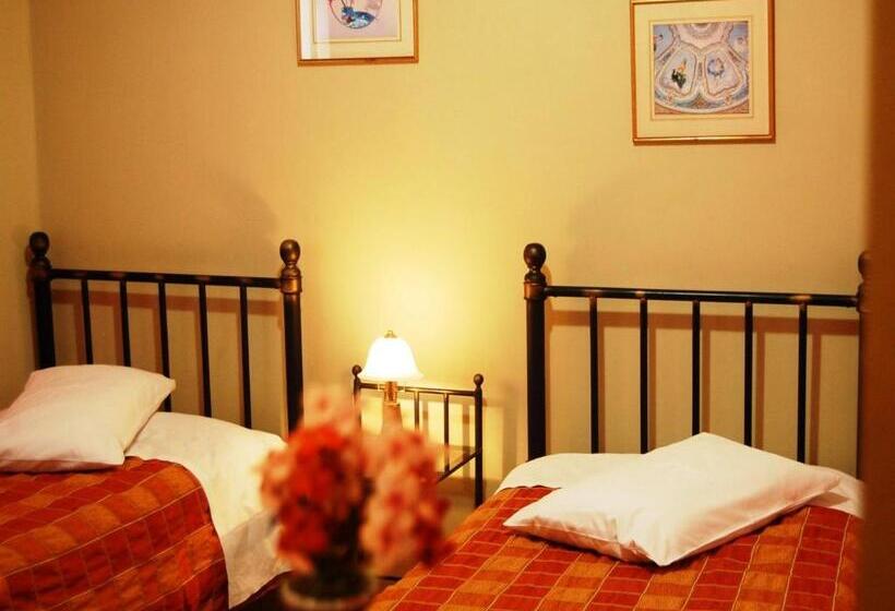 اتاق خانوادگی با چشم‌انداز دریا, Pefkakia Park