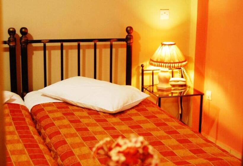 اتاق خانوادگی با چشم‌انداز دریا, Pefkakia Park