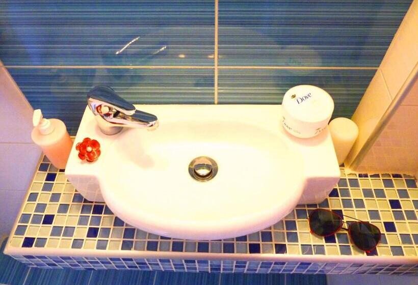 חדר סטנדרט יחיד, Stratos