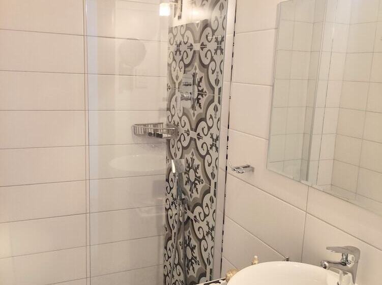 חדר סטנדרט, Stratos