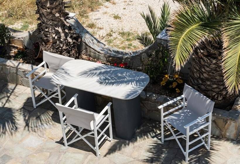 غرفة قياسية ثلاثية, Stavros Villas