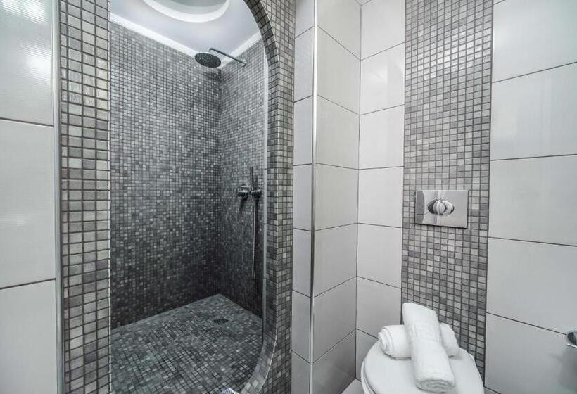 غرفة قياسية ثلاثية, Stavros Villas