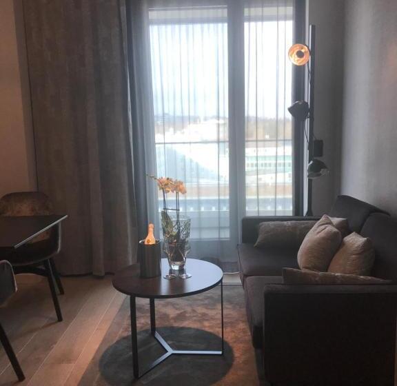 디럭스 스튜디오, Sky Apart