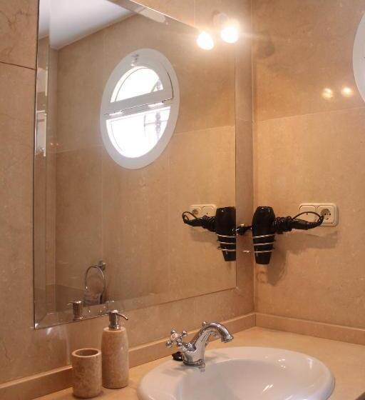اتاق لوکس با بالکن و چشم‌انداز دریا, Luxury B&b Villa Tauro