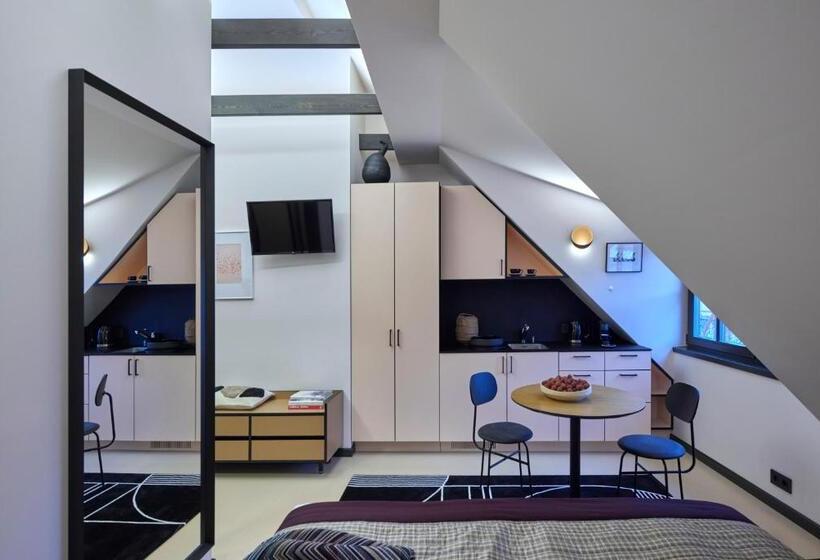 استودیوی استاندارد, Rooma Apartments