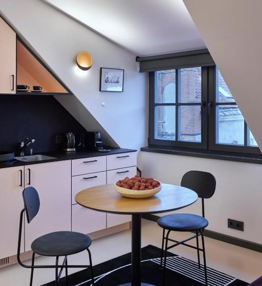 استودیوی استاندارد, Rooma Apartments