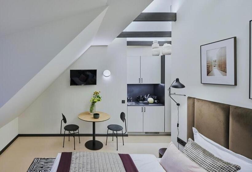 استودیوی استاندارد, Rooma Apartments