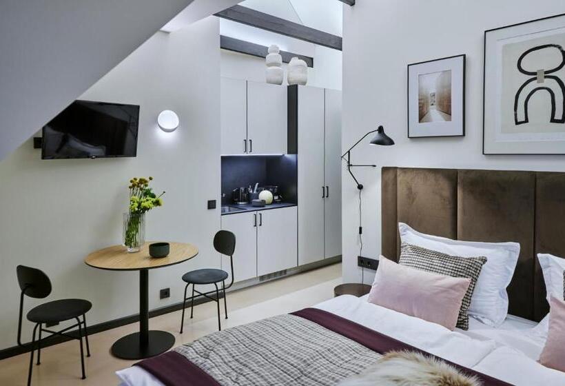 استودیوی استاندارد, Rooma Apartments