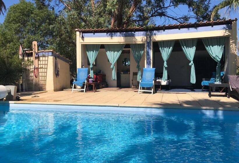 Люкс Вид на Бассейн, Chéz Robert & Coby