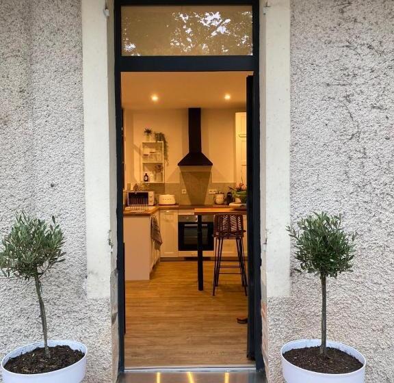 חדר משפחתי, Maison Farol