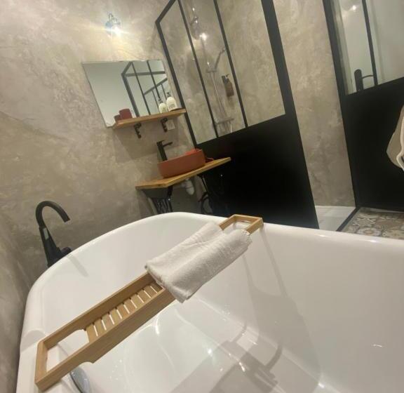 חדר משפחתי, Maison Farol