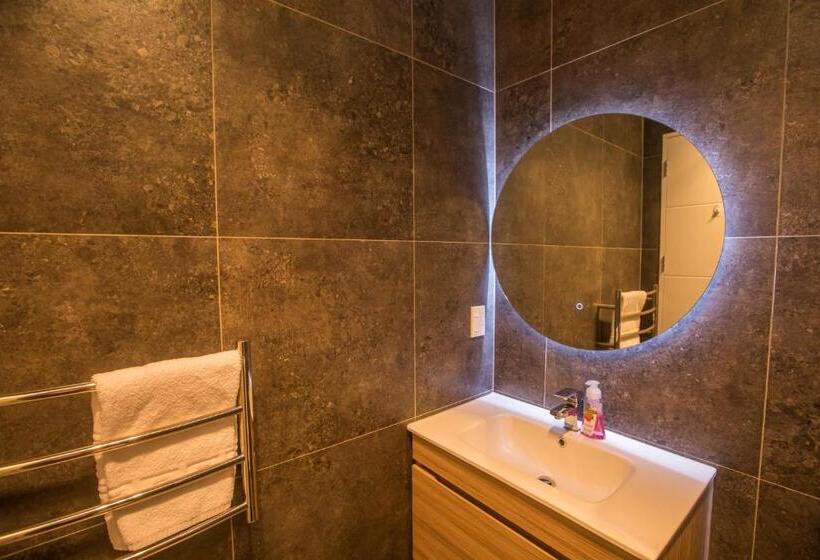 带大床的标准工作室, Skyrim Lodge