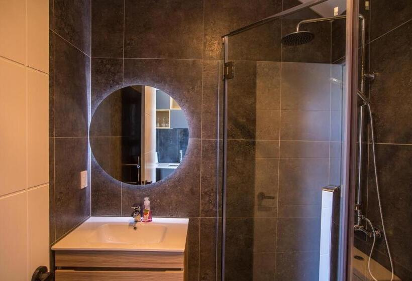 带大床的标准工作室, Skyrim Lodge