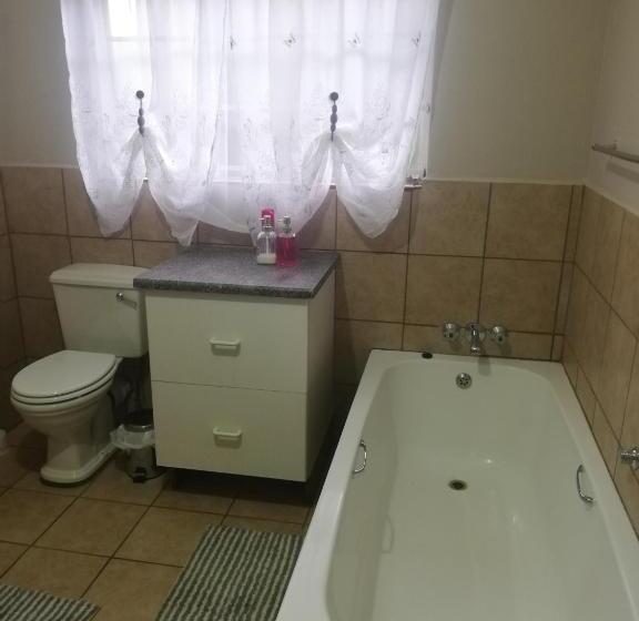 스탠다드 룸, A Cody Place