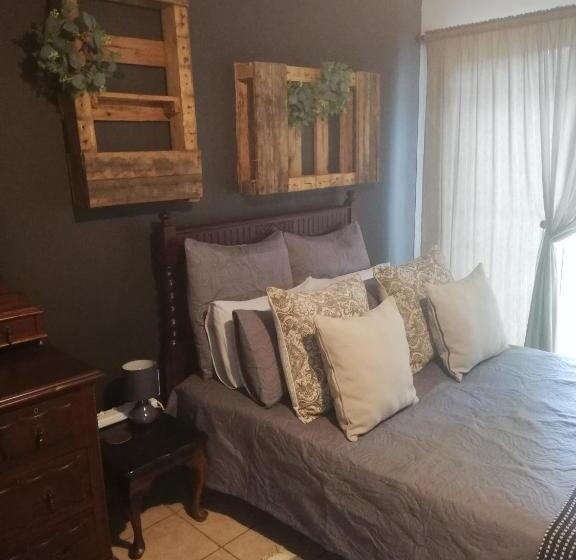 스탠다드 룸, A Cody Place