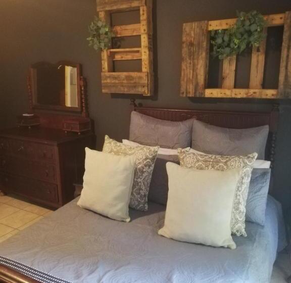 스탠다드 룸, A Cody Place