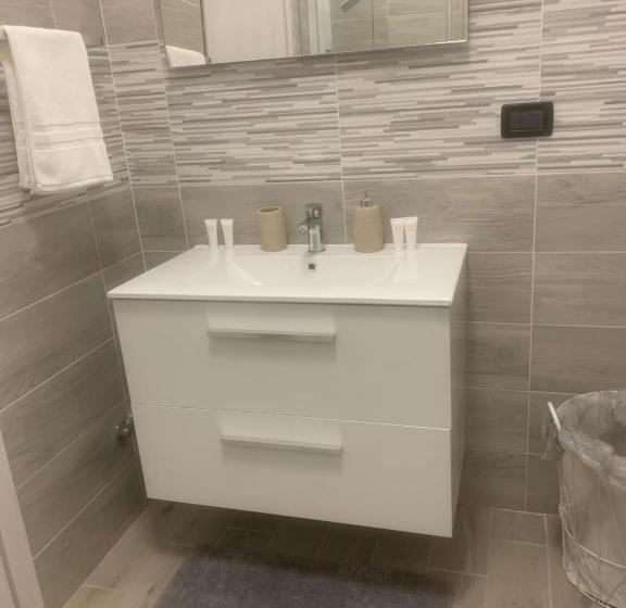 חדר אקונומי, La Corte