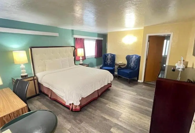 اتاق خانوادگی با چشم‌انداز کوه, American Inn